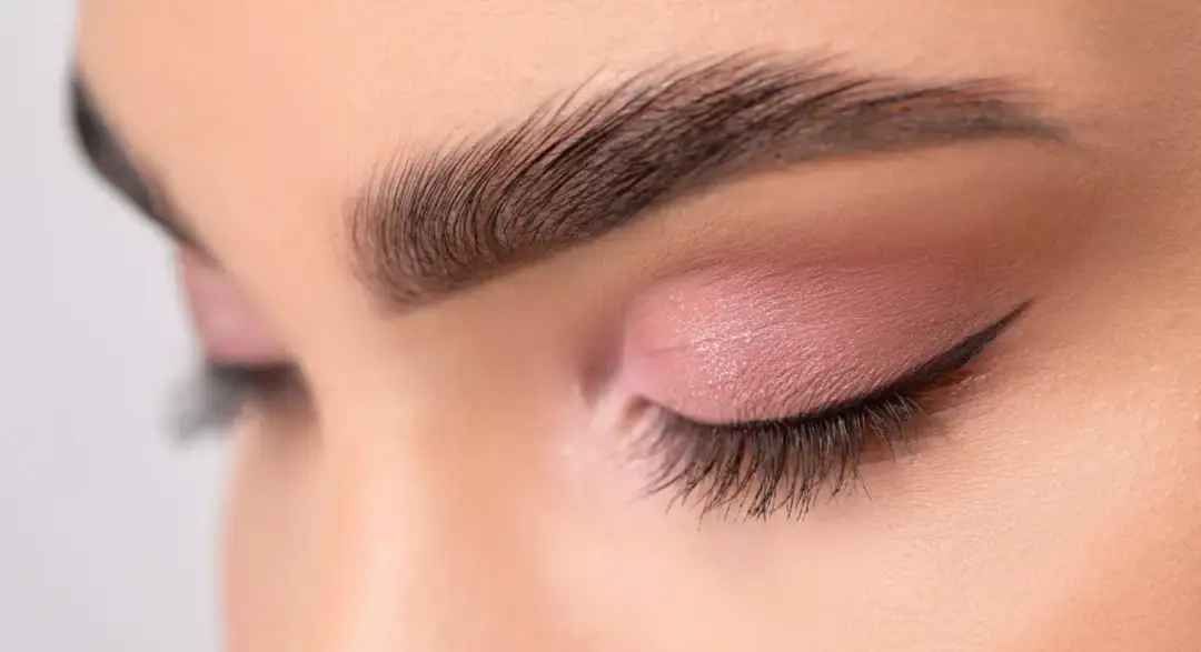 Henna brwi: Ile kosztuje i jak wybrać salon, by nie przepłacić?