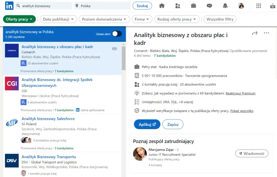 Szukanie pracy przez LinkedIn: ukryj profil przed szefem, przeglądając oferty analityka biznesowego.