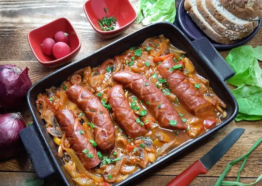 Potrawy z kiełbasy: 20 pysznych pomysłów na obiad z kiełbasą