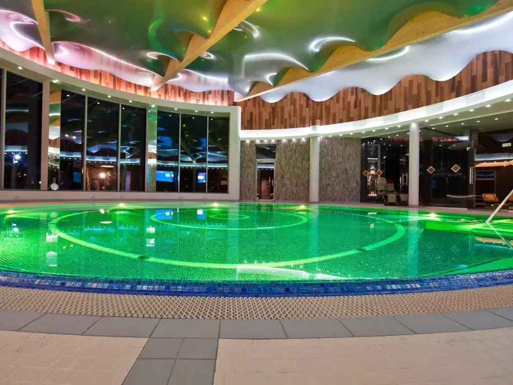 Co zabrać do hotelu z basenem? Moja lista na bezstresowy relaks!