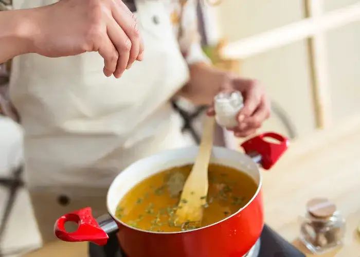 Niedobór sodu co jeść? Oto produkty, które pomogą uzupełnić sód