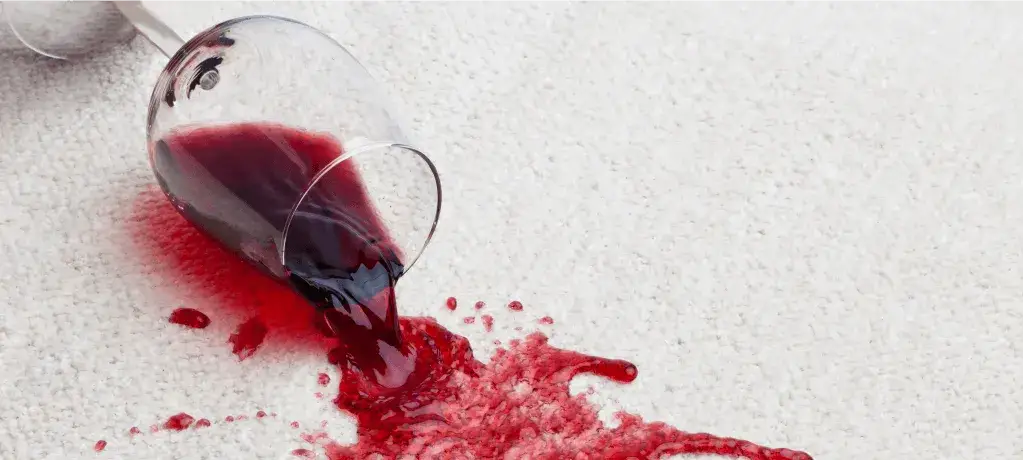 Jak usunąć plamę z piwa z kanapy? Skuteczne metody i porady