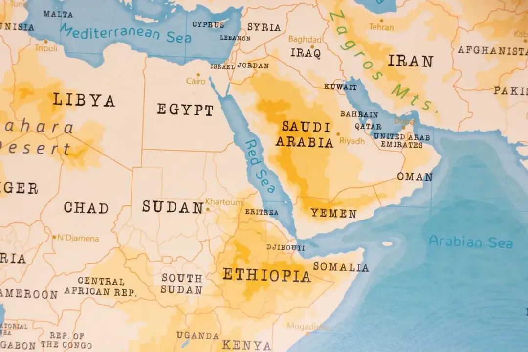 Mapa pokazuje, gdzie leży Morze Czerwone, między Egiptem, Sudanem, Erytreą a Arabią Saudyjską i Jemenem.