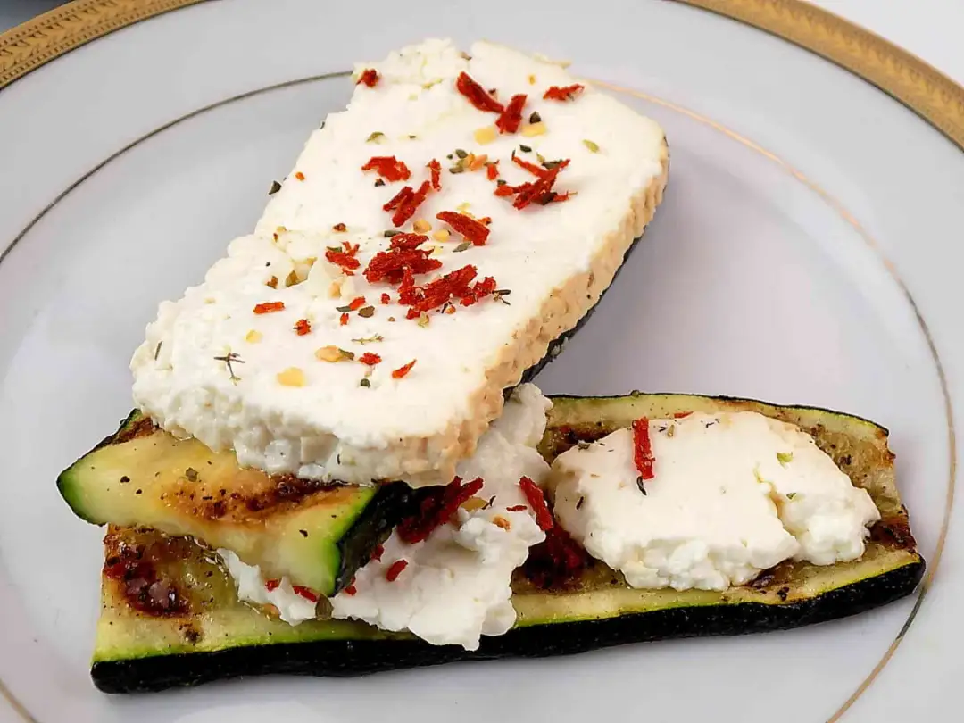 Prosta i smaczna cukinia z grilla z serem na każdą okazję