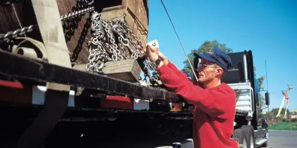 Kto odpowiada za zabezpieczenie ładunku na naczepie? Uniknij problemów!