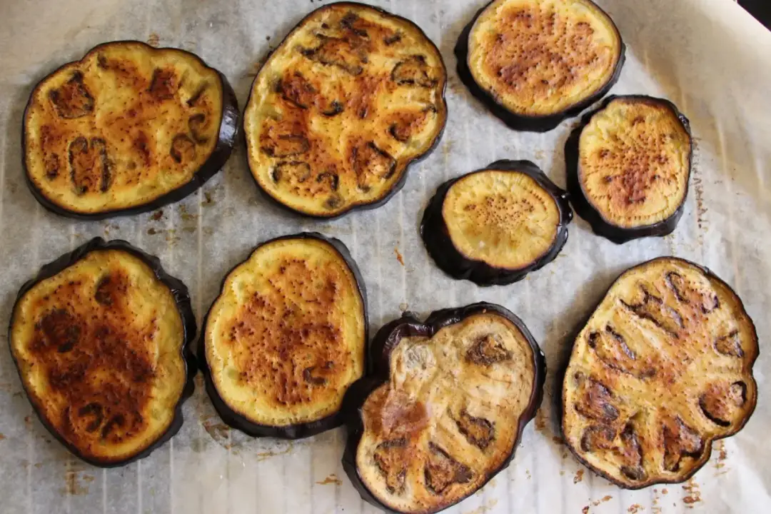 Recette de salade d'aubergine grillée délicieuse et rafraîchissante