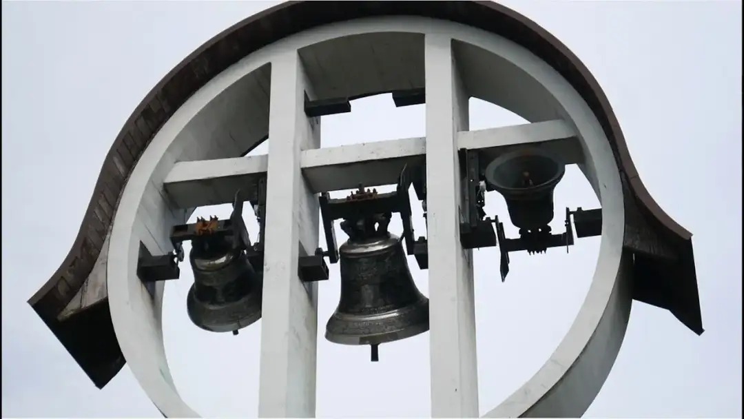 Dlaczego biją dzwony w kościele o 21? Odkryj ich głębokie znaczenie