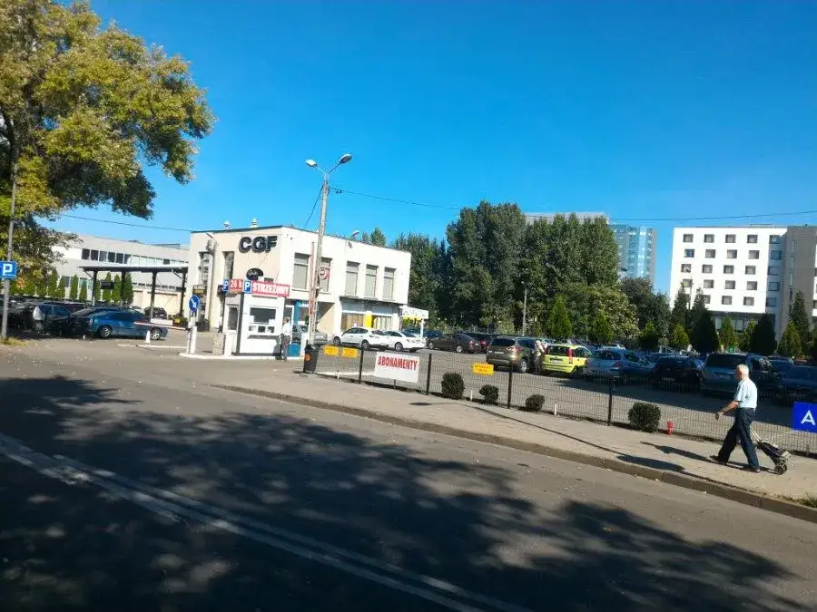 Gdzie zaparkować przy dworcu PKP Katowice? Ceny, opcje, porady