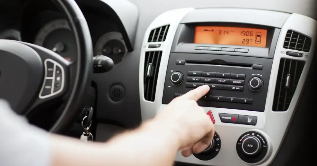 Co oznacza AM? Czas, prawo jazdy, radio. Uniknij pułapki 12 a.m.!