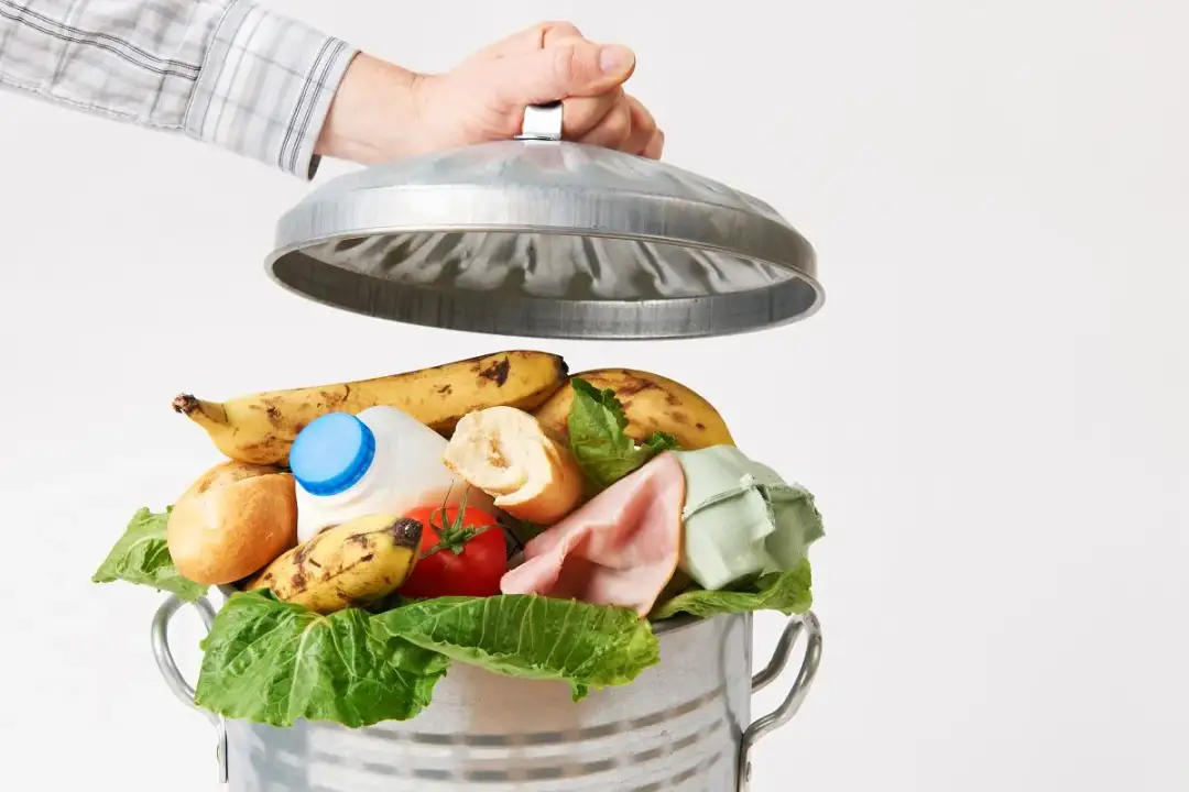 Czy wyrzucanie jedzenia to grzech? Odkryj moralne konsekwencje