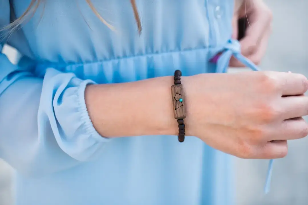 Na której ręce nosi się różaniec bransoletka i co to oznacza?