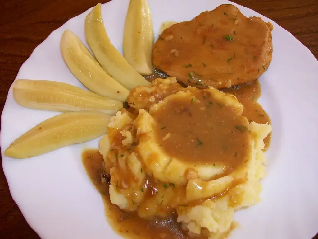 Jak przygotować szynkę w sosie pieczeniowym, by stała się gwiazdą?