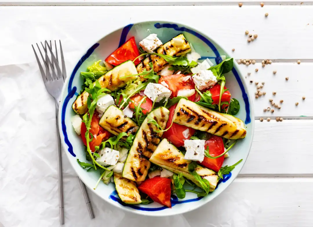 Jak zrobić sałatkę z cukinii - proste przepisy na pyszne dania