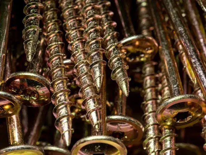 Gwoździe czy wkręty do kontrłat? Sprawdź, co wybrać dla trwałości