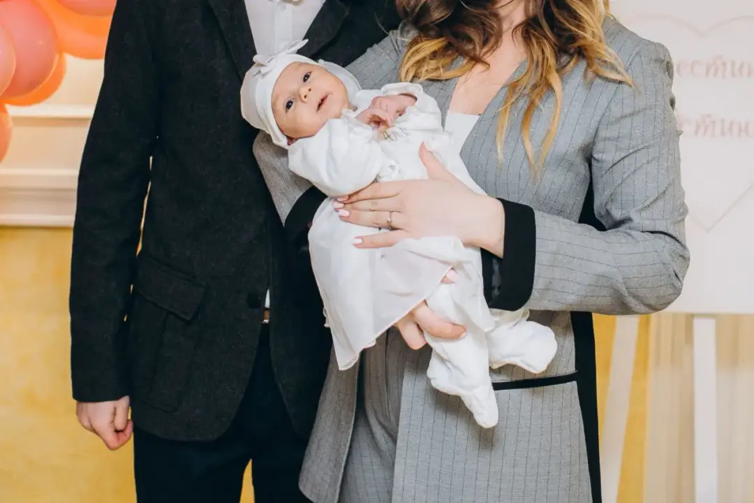 Jak ubrać dziewczynkę na chrzest zimą? Ciepło i elegancja