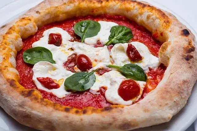 Z czym jest pizza margherita? Poznaj sekrety jej składników i historii
