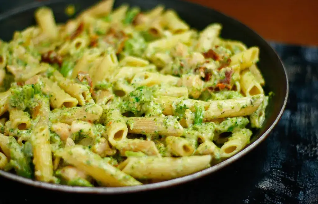 Makaron penne z kurczakiem i brokułem: Pyszny i zdrowy przepis