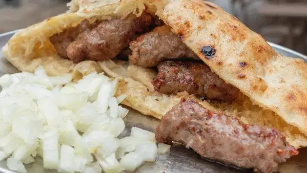 Idealne przepisy na cevapcici z grilla - uniknij najczęstszych błędów