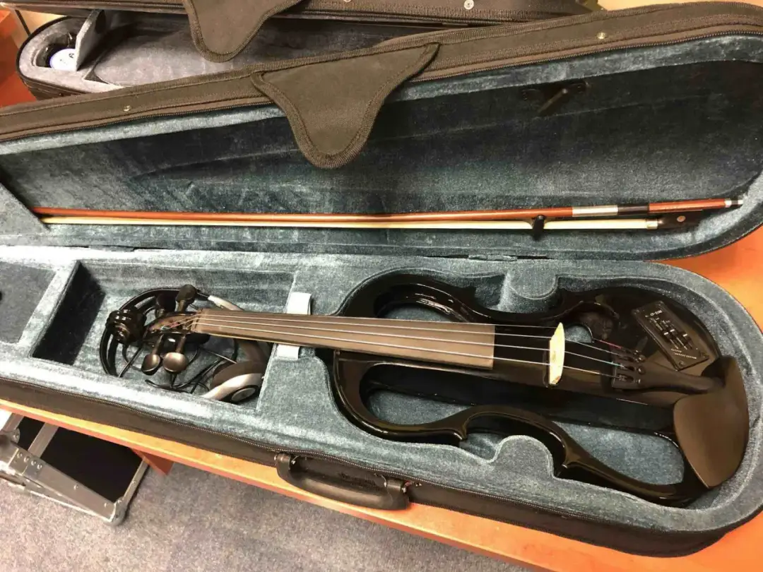 Skrzypce elektryczne dla początkujących: Wybór, zalety, wady i wskazówki do pierwszego zakupu