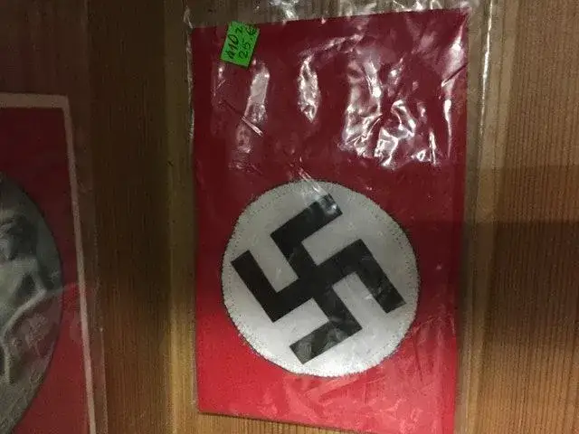 Co kryło się za opaską Hitlera? Symbol, który odmienił Niemców