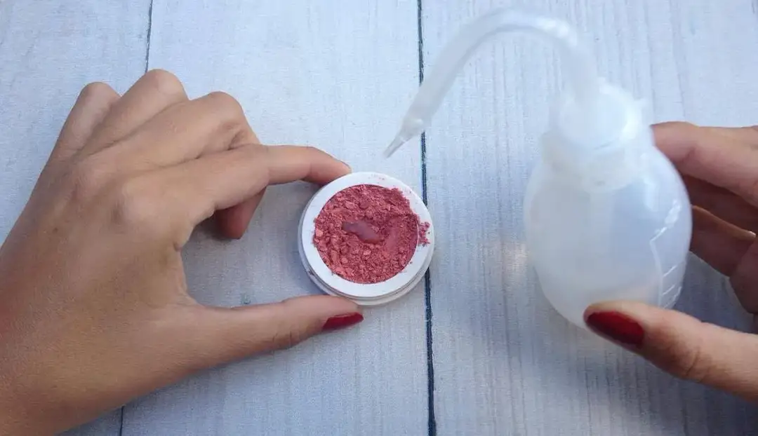 Ratuj swoje cienie! Sprawdzone sposoby na naprawę uszkodzonych kosmetyków