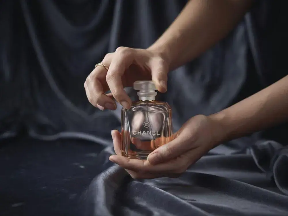 Jak otworzyć perfumy bez uszkadzania butelki – sprawdź skuteczne metody