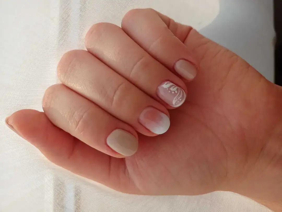 Jaki manicure wybrać, aby uniknąć zniszczenia paznokci i wyglądać pięknie?