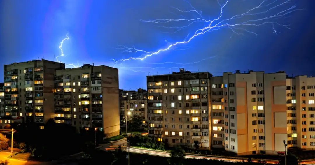 Czy piorun może uderzyć w blok? Poznaj zagrożenia i ochronę