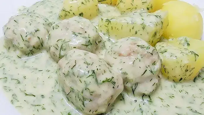 Pulpeciki drobiowe w sosie koperkowym – prosty przepis na obiad