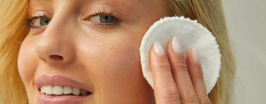 Peeling na prosaki - Jak bezpiecznie usunąć grudki i wygładzić cerę?