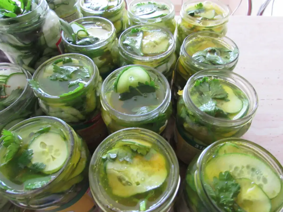 Ogórki z curry i miodem: Pyszna i aromatyczna przekąska