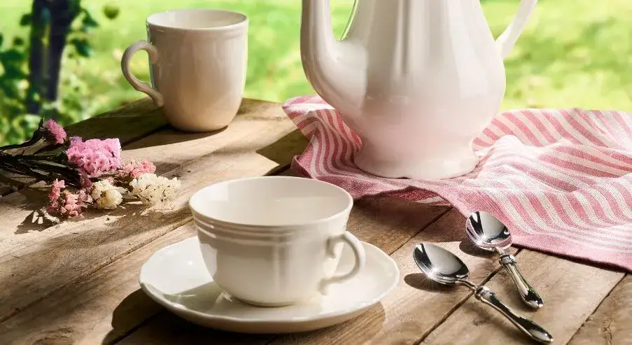 Jak nakryć stół do kawy i ciasta, aby zachwycić gości i uniknąć chaosu