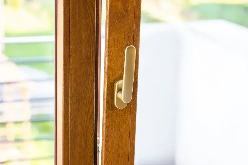 Jak otworzyć okno bez kluczyka? Proste sposoby dla każdego na szybkie i bezpieczne otwarcie okna