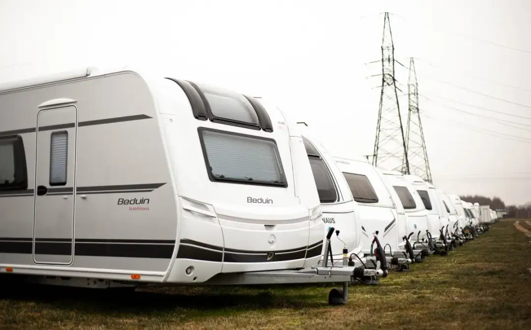 Ile kosztuje zimowanie przyczepy kempingowej? Sprawdź ceny i opcje