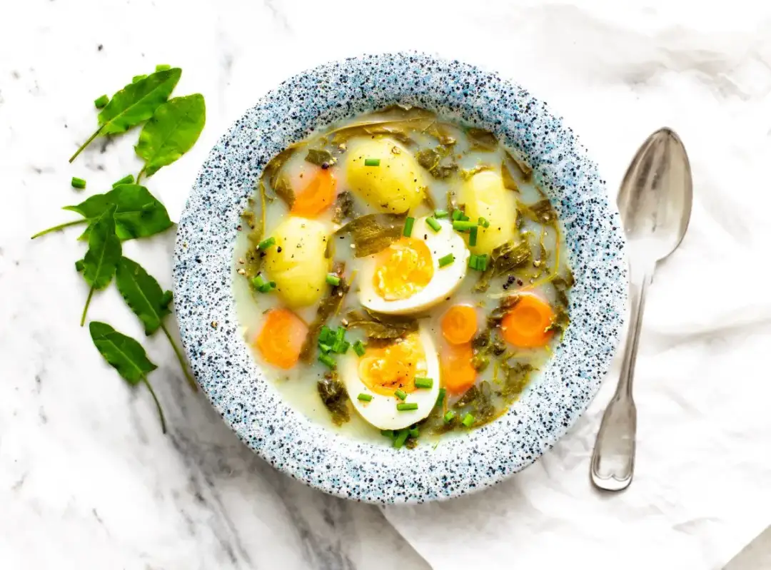 Jak zrobić zupę szczawiową ze świeżego szczawiu - prosty przepis na wiosenny smak