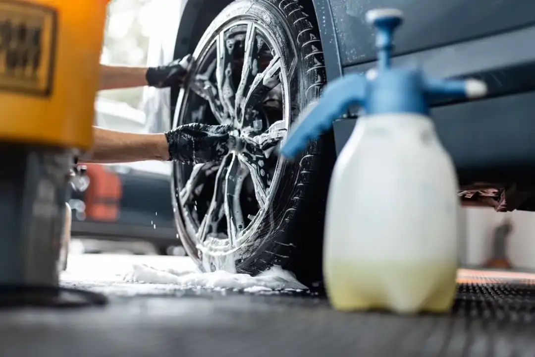 Czym czyścić felgi, aby uniknąć uszkodzeń i uzyskać idealny blask