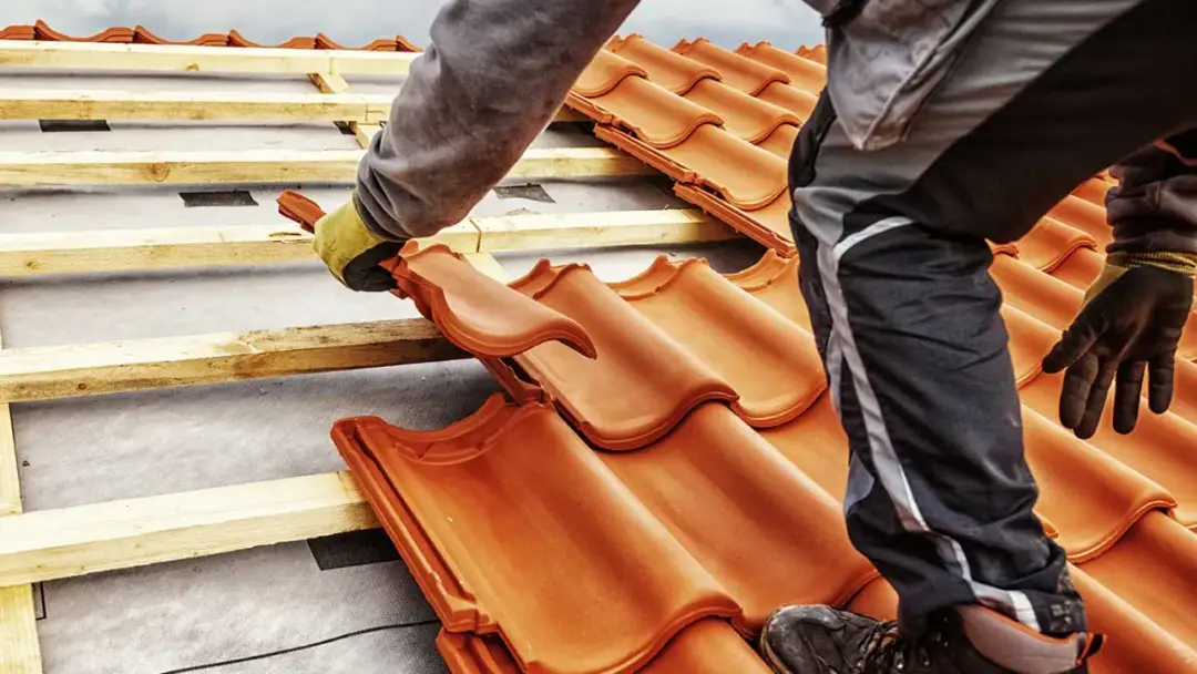 Ile kosztuje godzina pracy dekarza? Sprawdź, zanim zapłacisz za dach