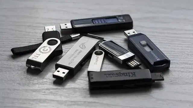 Jak ściągnąć piosenki na pendrive i uniknąć problemów z prawami autorskimi