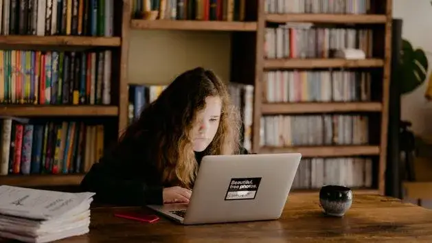 Zdalne nauczanie co to znaczy? Kluczowe informacje i wyzwania edukacji online