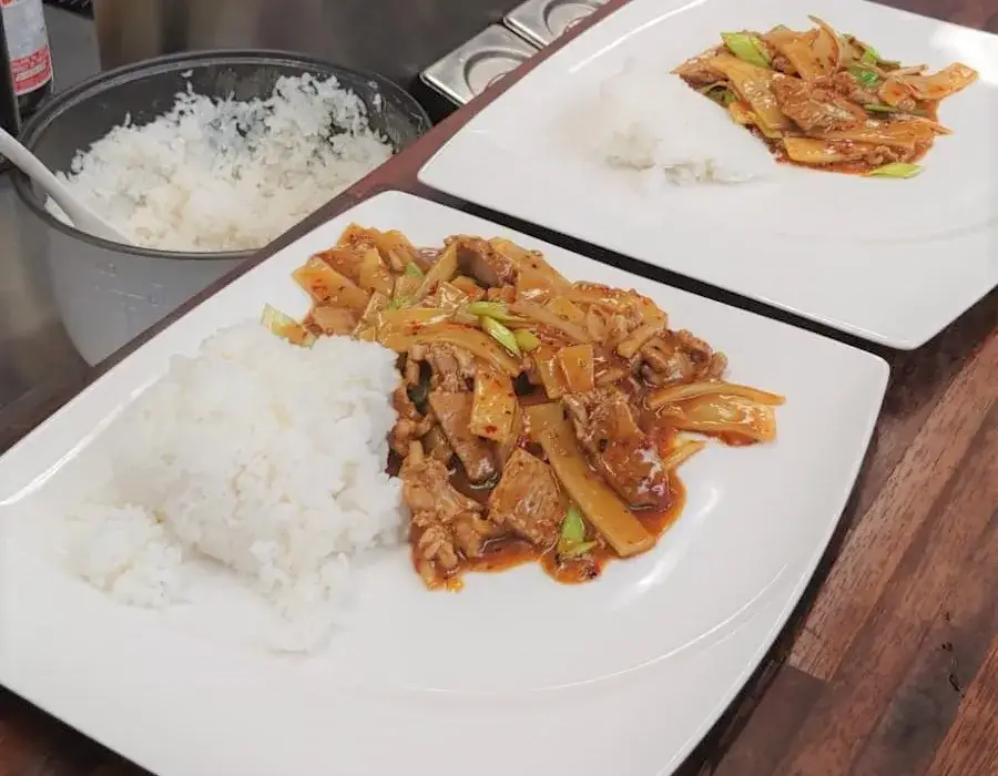 Pyszna wieprzowina na ostro: 5 przepisów, które zaskoczą smakami