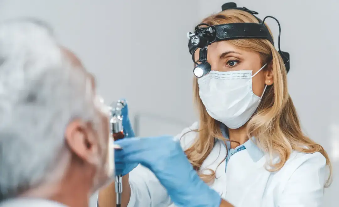 Jak wygląda badanie endoskopowe krtani? Co musisz wiedzieć przed wizytą