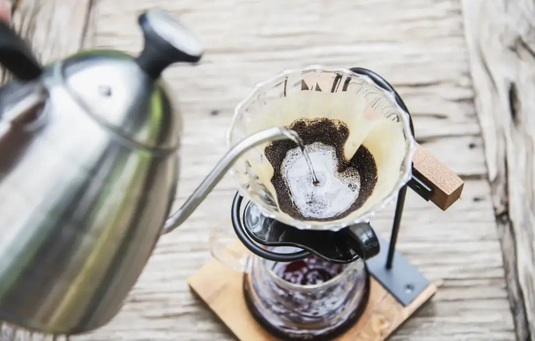 Najciekawsze alternatywne metody parzenia kawy: Chemex, AeroPress, V60