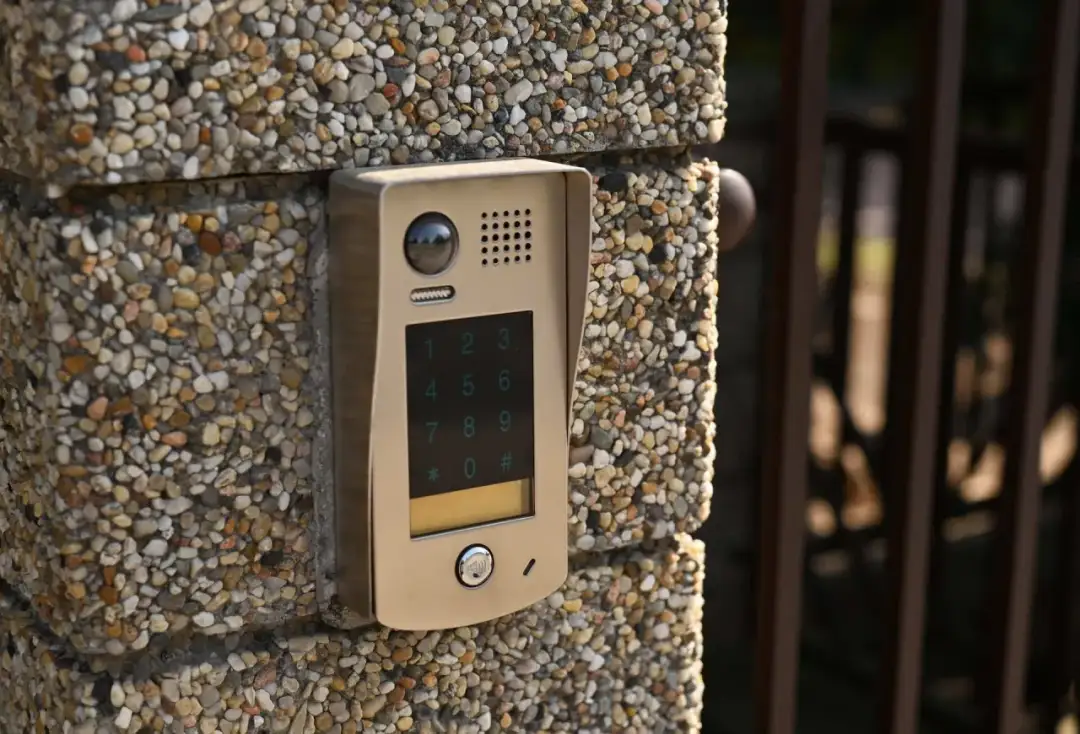 Ile kosztuje montaż domofonu w domu jednorodzinnym? Sprawdź ceny i ukryte koszty