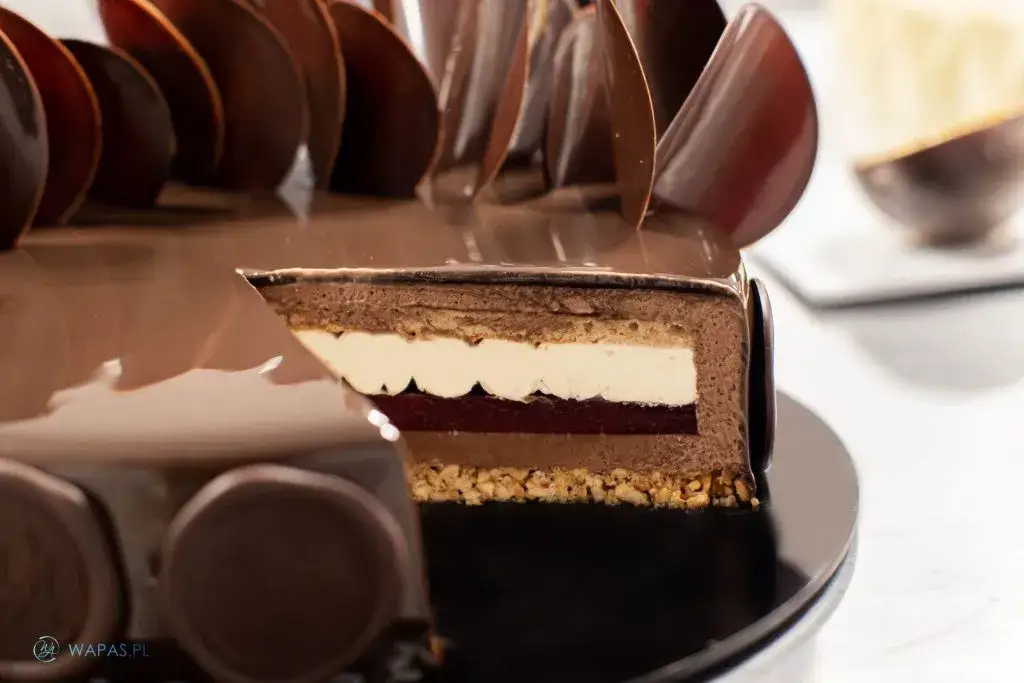 Jak pokroić tort okrągły, aby uzyskać idealne kawałki bez uszkodzeń