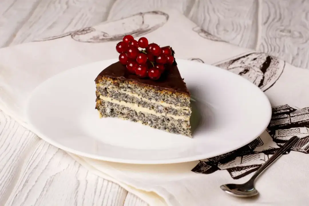 Pyszne ciasto z makiem i kremem. Prosty przepis na tradycyjny deser