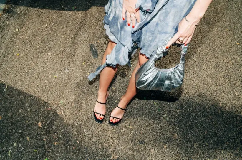 Jakie buty do jasnoszarej sukienki - idealne stylizacje na każdą okazję