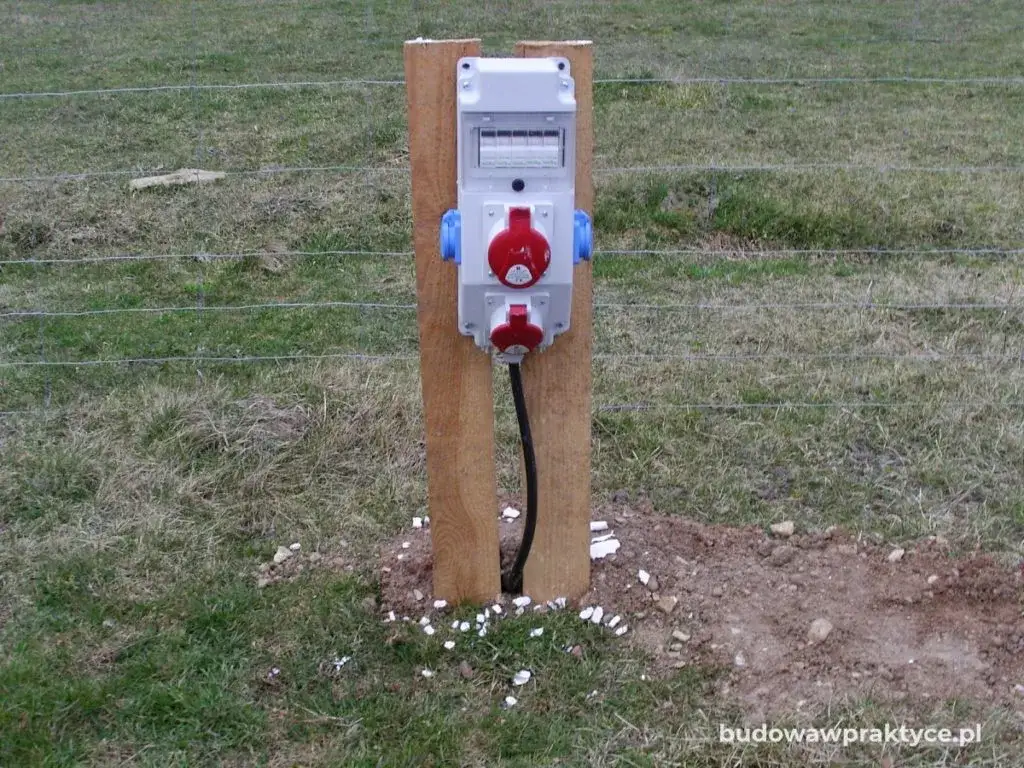 Jak podłączyć prąd do działki bez domu? Krok po kroku