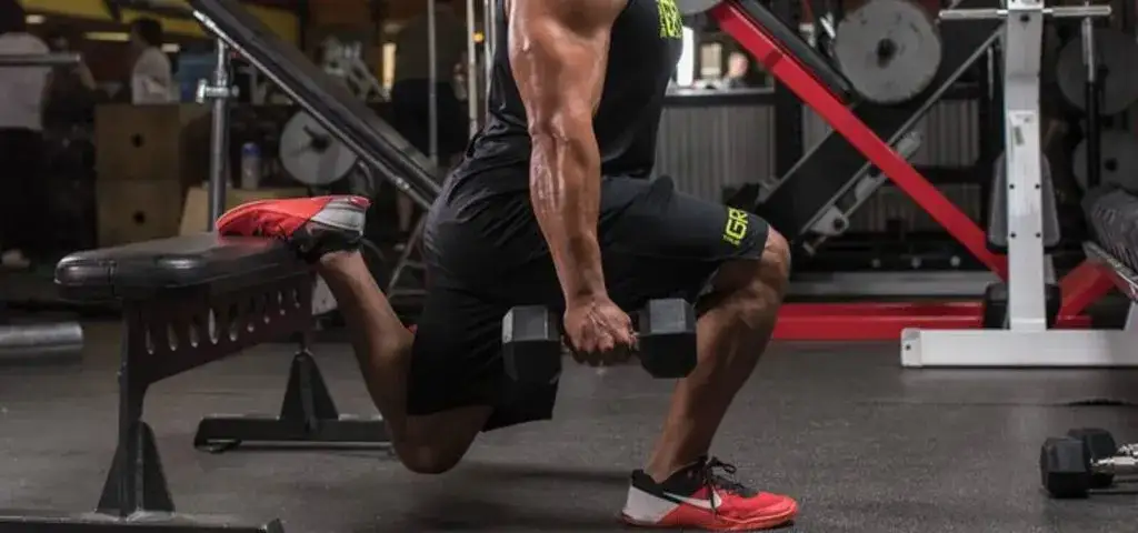 Jakie mięśnie angażuje przysiad bułgarski i wyciskanie żołnierskie?