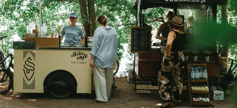 Ile można zarobić na kawiarni? Odkryj ukryte zyski i koszty