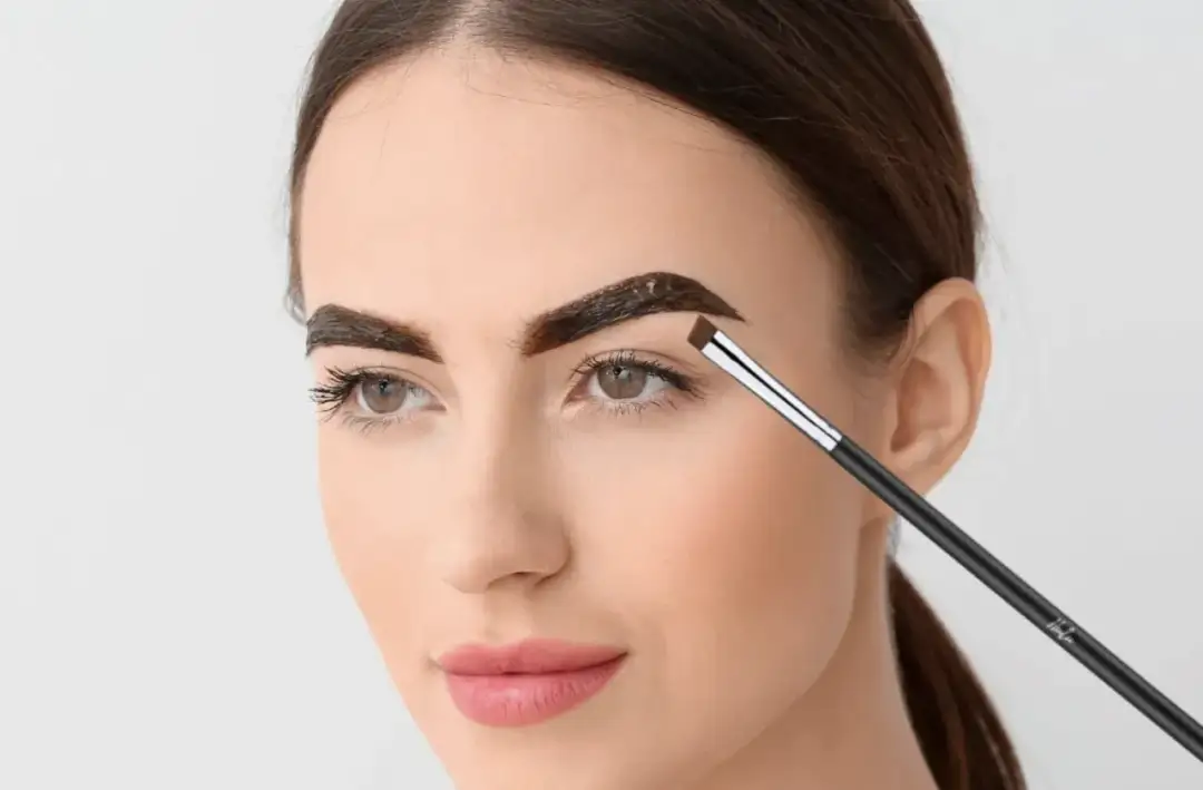 Jeden pędzel, wiele efektów – jak dobrać idealny pędzelek do henny?